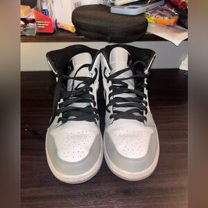 NIKE Jordan 1 Mid “LIGHT SMOKE GREY”